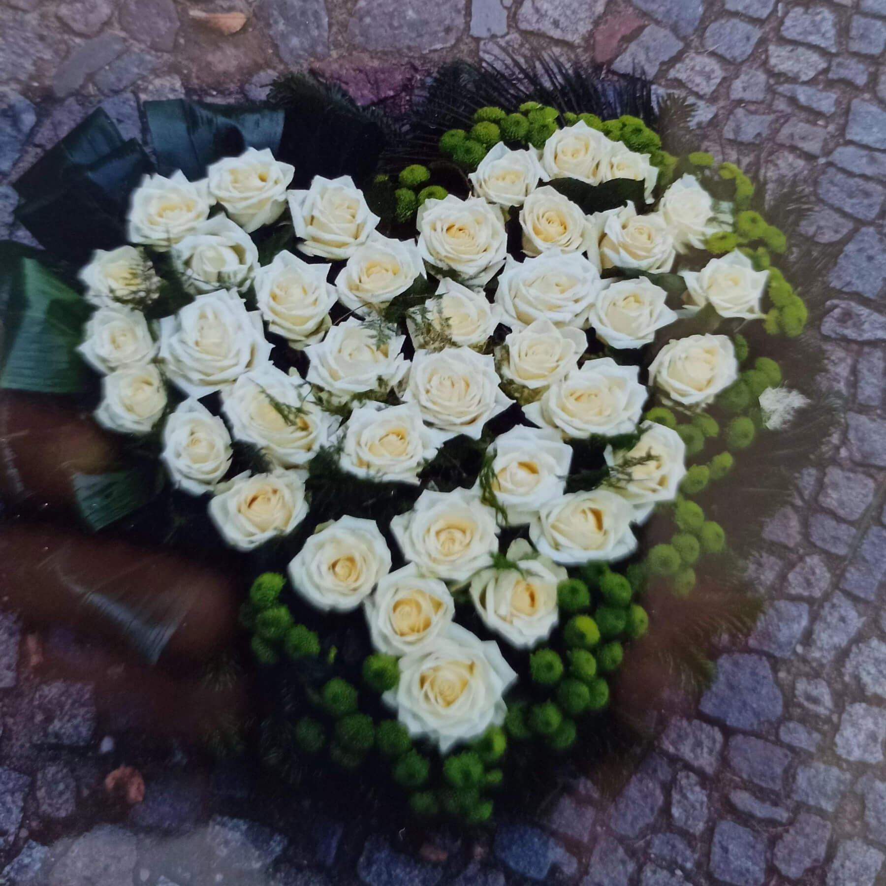 serce z białych róż